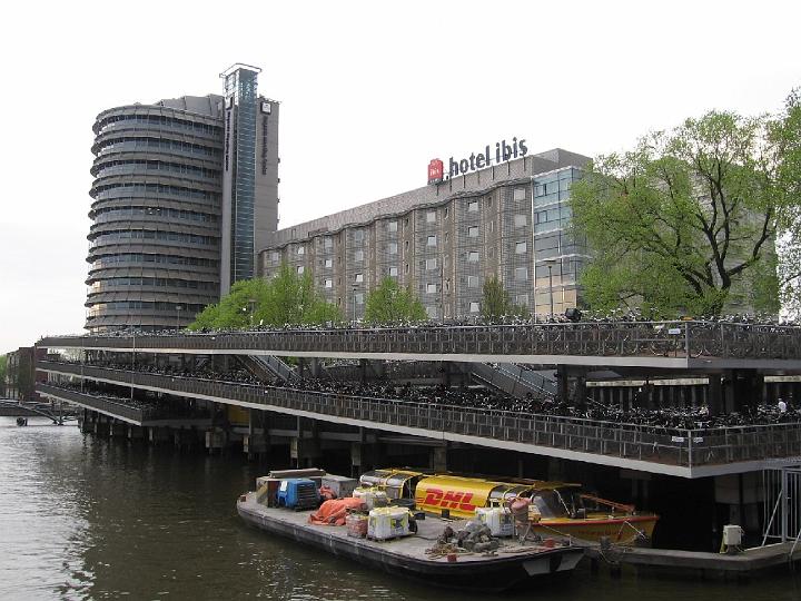 Amsterdam 26.jpg - Das gängigste Fortbewegungsmittel der Stadt ist das Fahrrad. Ein Netz von Fahrradwegen  zieht sich quer durch Amsterdam, neben allen Straßen und Kanälen entlang.